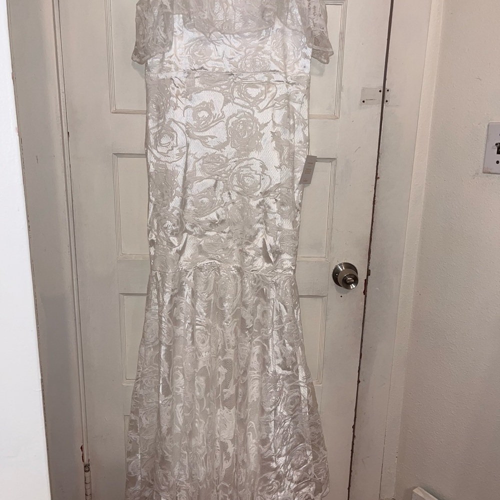 NWT Lace and Satin Off The Shoulder Wedding Dress - Picture 5 of 5